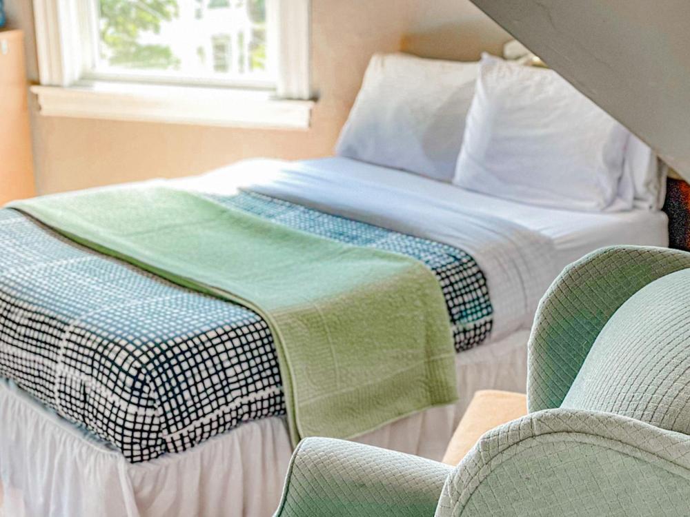 Deluxe Double Room with Shower interior